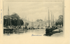 12754 Gezicht op de Eem met haven en schepen te Amersfoort uit het noordwesten; met op de achtergrond de Koppelpoort.